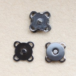 Magnetic snap 