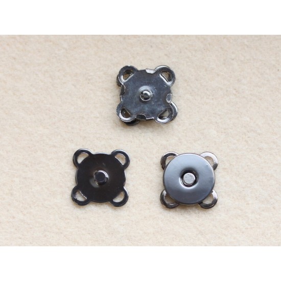 Magnetic snap 
