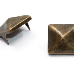 Rivet metal head pyramid